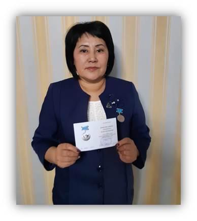 «БІЛІМ ЖӘНЕ ҒЫЛЫМИ ҚЫЗМЕТКЕРЛЕРІНІҢ КӘСІПОДАҒЫНА СІҢІРГЕН ЕҢБЕГІ ҮШІН» төсбелгісі