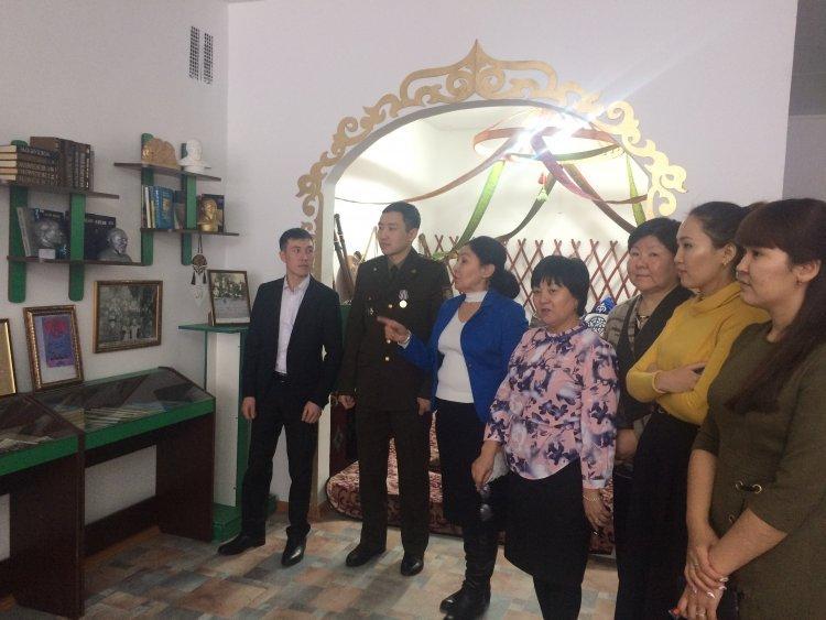 Мектеп түлектерімен кездесу