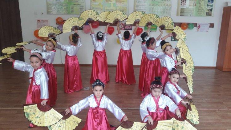 Аяулы анашым тақырыбында 2"А" сыныбы тәрбие сағаты