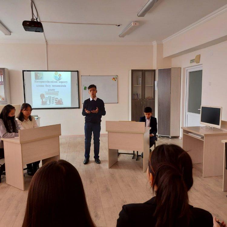 Интернеттің  өзін-өзі көрсету алаңы болу  механизмін ұсынады
